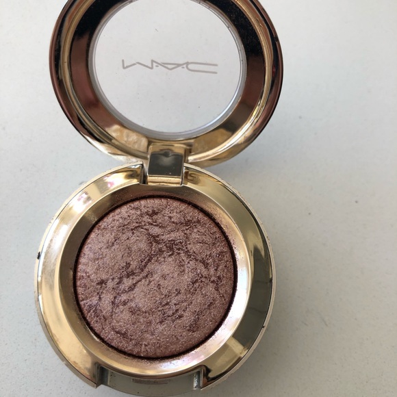 MAC snowball collection it’s snowing eyeshadow - Picture 3 of 5